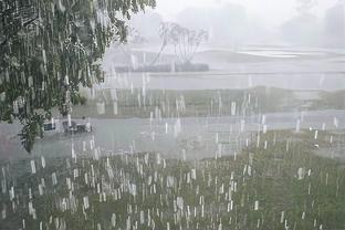 这是顶级联赛的球场？下了半小时雨，老特拉福德被淹了？